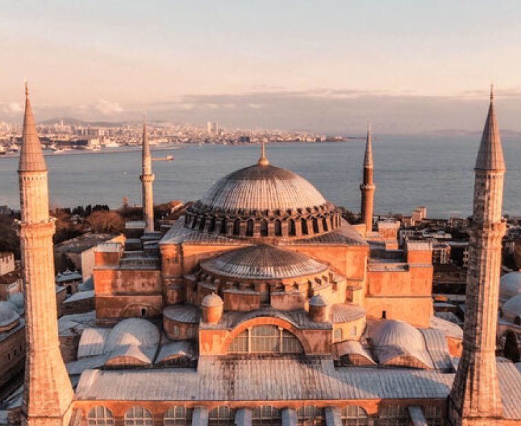 360_F_672942288_pCHdqMFTHKcfXReac2ACqL9n2mCwi7vP